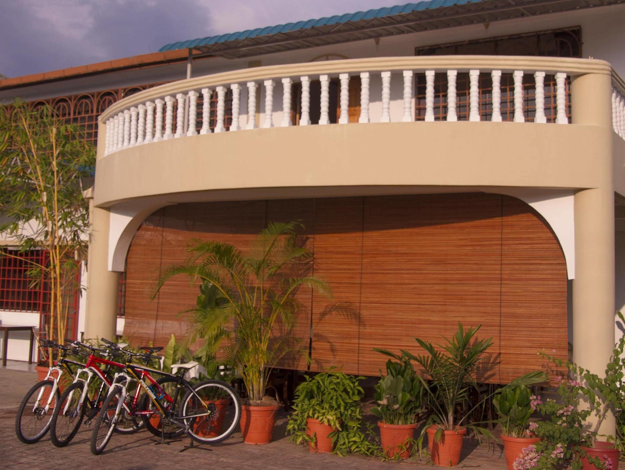 Bike And Tours Bed And Breakfast Lahad Datu Ngoại thất bức ảnh